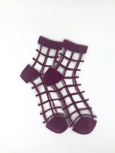 Load image into Gallery viewer, Sheer Windowpane Ankle Socks: Black
