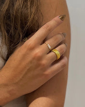 Load image into Gallery viewer, Foura Pearl Ring

